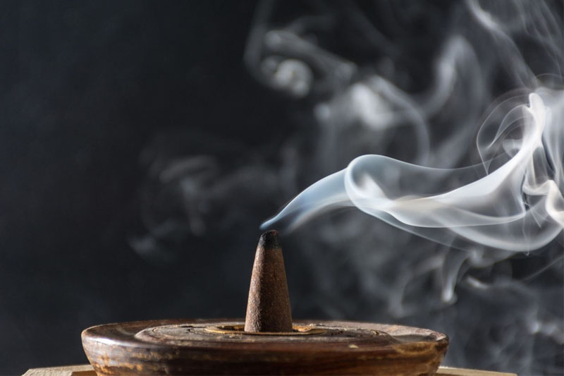 Xông hương là gì? Cách để xông hương trong nhà