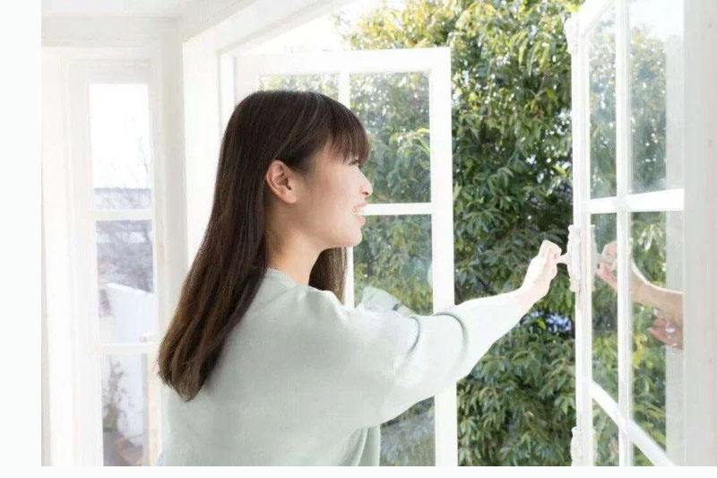 Xông nhà nên đóng cửa hay mở cửa?