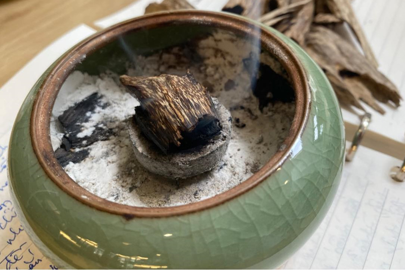 Có nên đốt trầm hương hàng ngày?