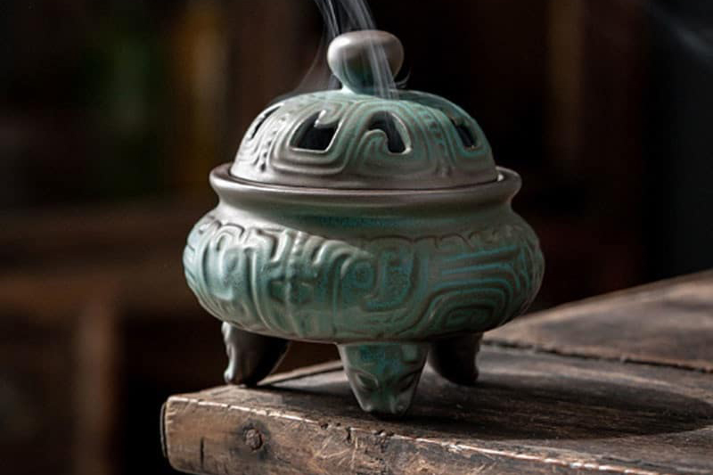 Để lư trầm trên bàn thờ có được không?