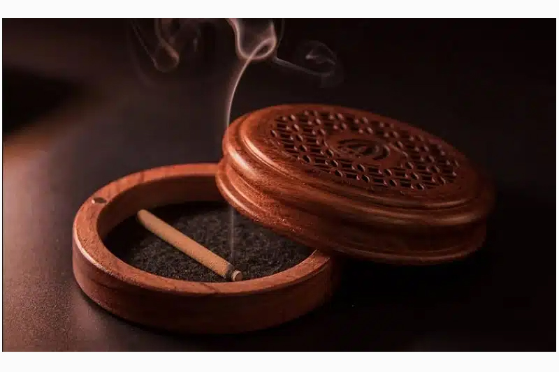 Có nên đốt trầm hương trên bàn thờ?