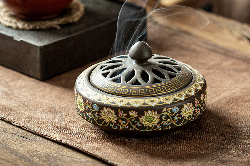 Lư xông trầm đặt ở đâu trên bàn thờ?