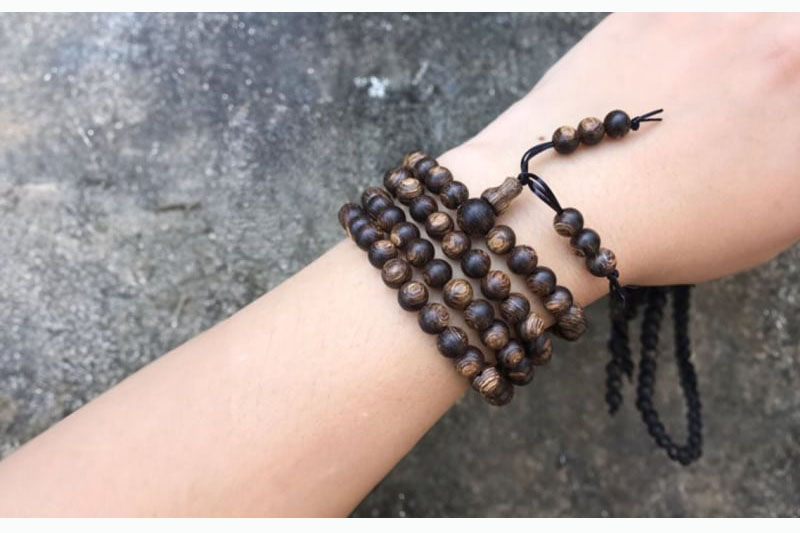 Mệnh Hỏa đeo vòng trầm hương màu gì thì hợp phong thủy nhất?