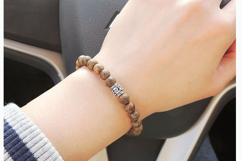 Nữ nên đeo vòng trầm hương tay nào thì phù hợp nhất?