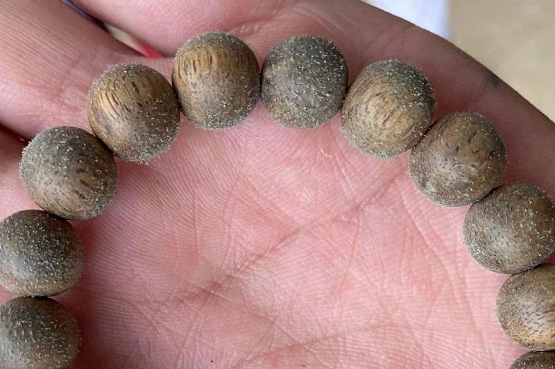 Vòng trầm bị bạc màu do nguyên nhân gì và cách xử lý thế nào?