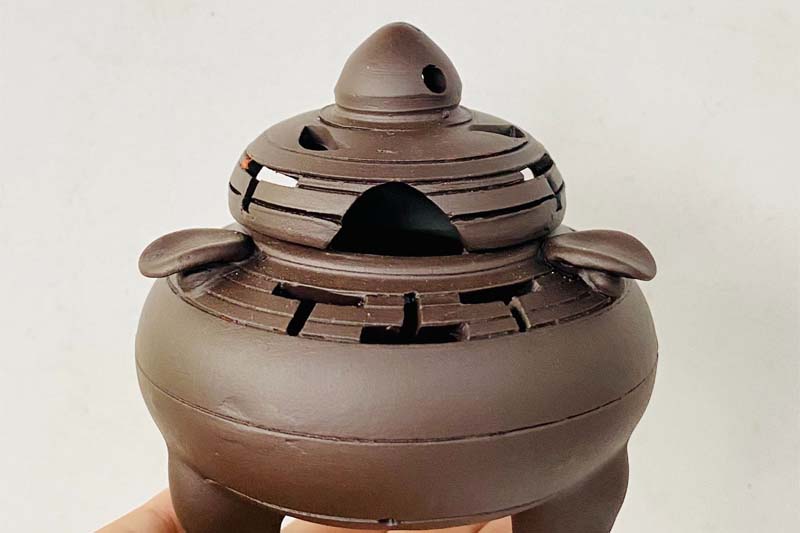 Lư xông trầm bằng gốm Bát Tràng có gì đặc biệt so với lư thường?