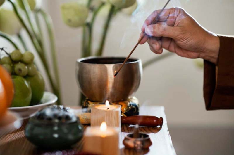 Thắp hương bao lâu thì được hạ lễ theo quan niệm dân gian?