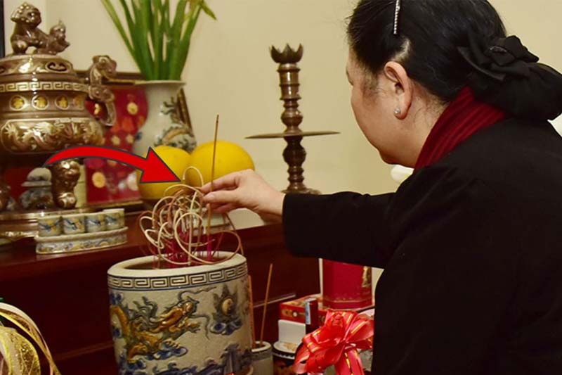 Thắp hương mùng 1 bao lâu thì hạ lễ theo phong tục Việt Nam?