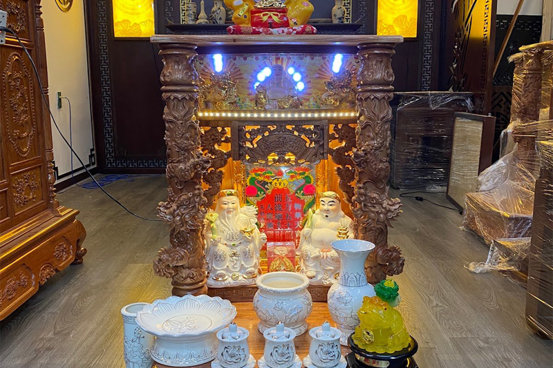 Chuyển cửa hàng có chuyển bàn thờ thần tài theo hay không?