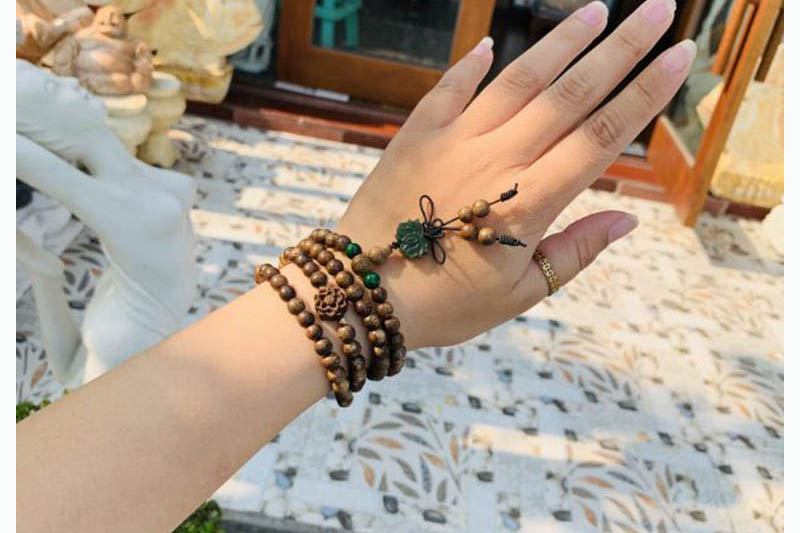 Cách đeo vòng trầm không bị xoắn và cách khắc phục nếu bị