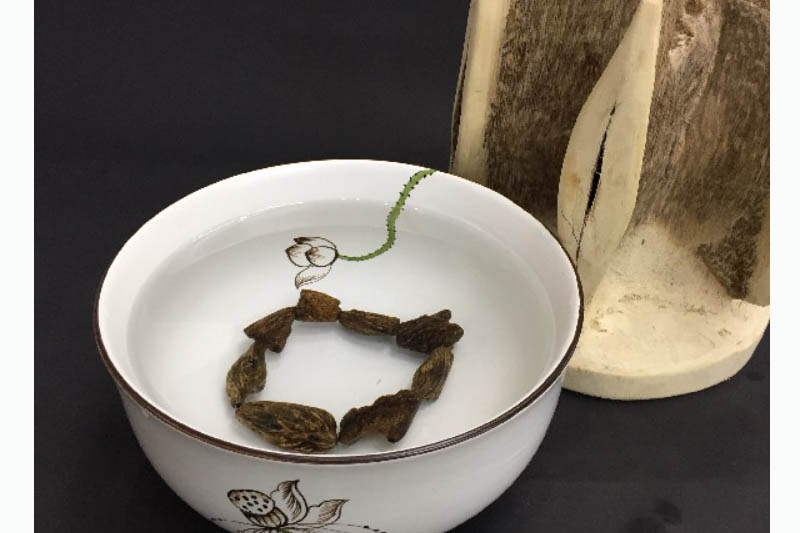 Vòng trầm hương có kỵ nước không khi sử dụng hàng ngày?